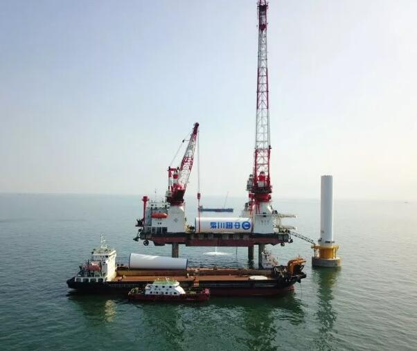 国内首台低温型、大直径直驱海上风电机组在大连庄河项目顺利吊装